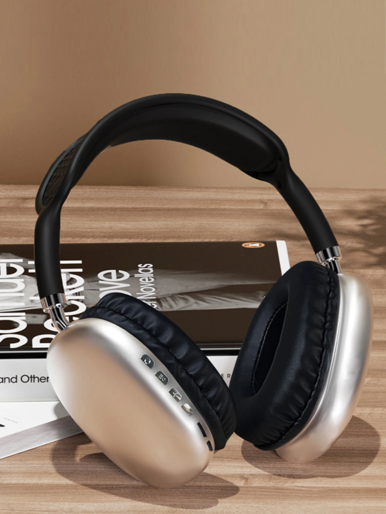 Headset Bluetooth headphones with long battery life, noise reduction and call function.